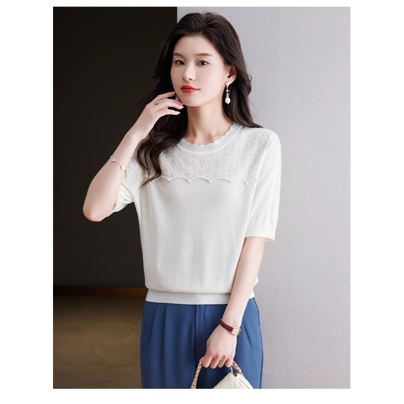 Haut en maille à manches courtes et col ondulé pour femme, orné de perles, idéal pour les trajets quotidiens.