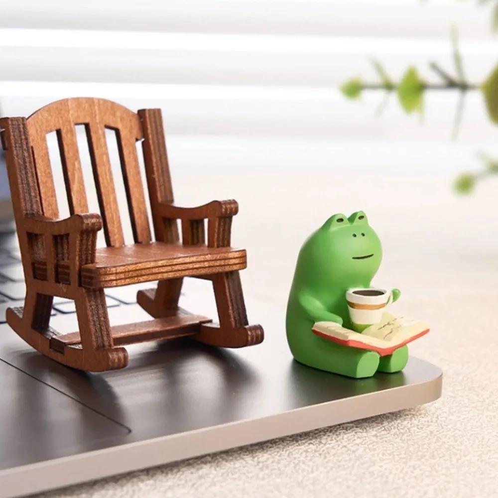 Roztomilá léčivá malá dekorace Roztomilá mini figurka žabky z pryskyřice Design houpacího křesla s knihou Káva Domácí Ložnice Dekorace do kanceláře