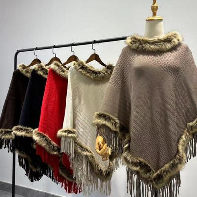 Damski Kardigan Dzianinowy Plus Size: Nieregularna peleryna z rękawami typu nietoperz z kołnierzem ze sztucznego futra lisa i detalami z frędzlami.