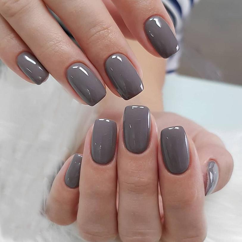 24 Stück Unifarbene Weinrot Design Falsche Nägel Kurze Quadratische Spitze Fake Nagelkunstspitzen Einfache Fertige Maniküre-Spitzen Press-On Nägel
