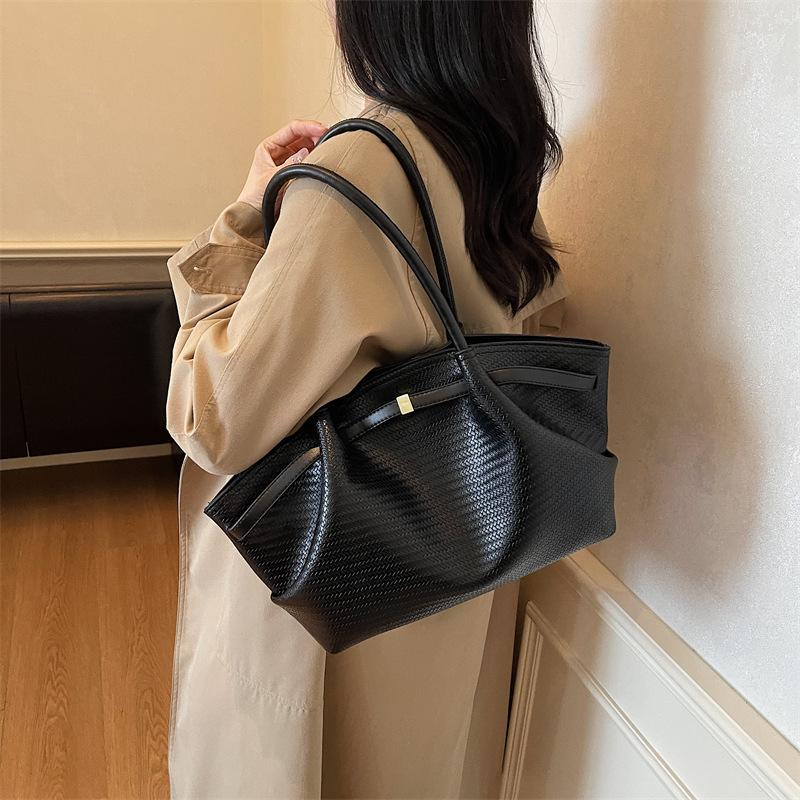 Retro bag women's large capacity autumn and winter casual niche shoulder underarm bag pleated tote bag
