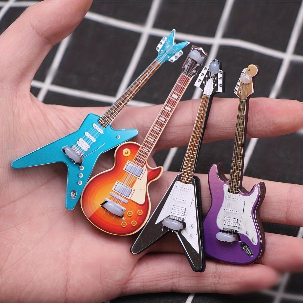 1/4 Stück Mini Simulation E-Gitarre Beliebte Gitarre Passende Miniatur-Szenenrequisiten Puppenhausmodellzubehör