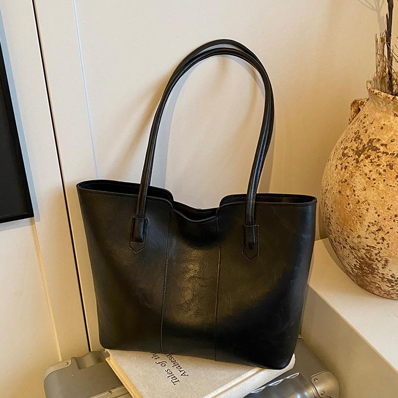 

Вместительная сумка для поездок на работу для женщин Простая и универсальная сумка-тоут Высококлассная нишевая мода Одноплечевая сумка-хобо для женщин