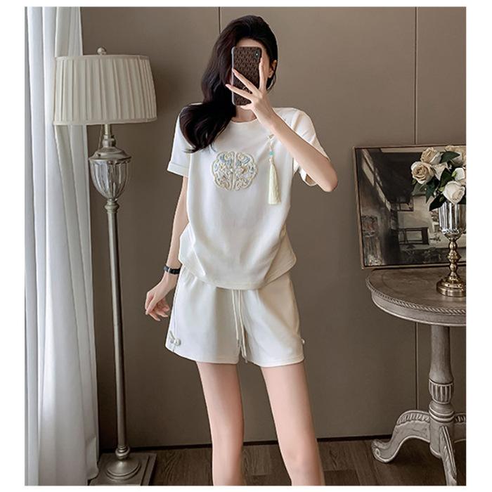 

New Chinese-style suit women s summer new round neck disc buckle embroidered top age-reducing short-sleeved shorts casual two-piece set XXL білий