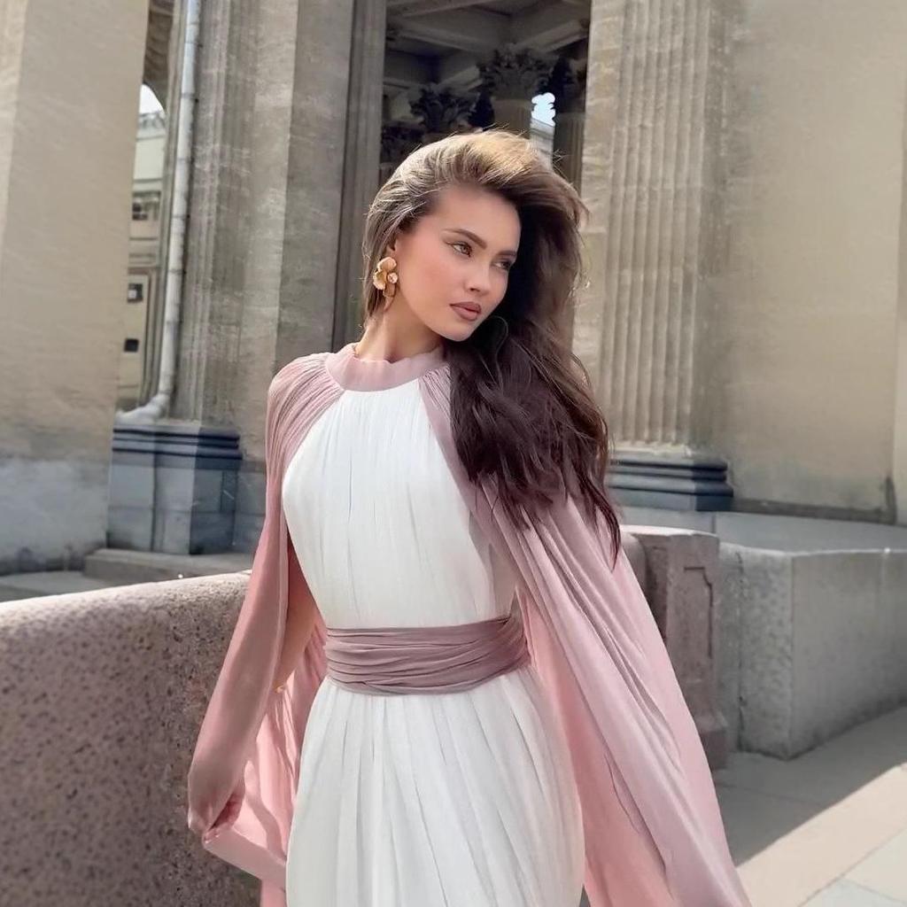 Elegantes ärmelloses plissiertes langes Sommerkleid 2025 mit Schal
