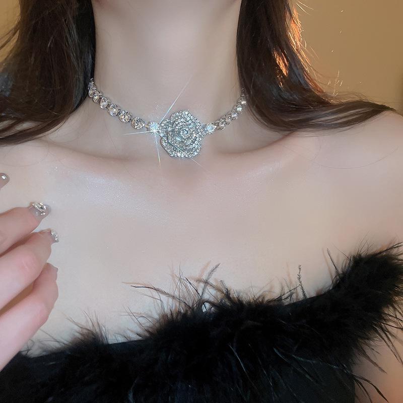 Minimalistisches Silbernadel Diamantbesetztes Blume Quasten Schmuckset - Halskette & Ohrringe