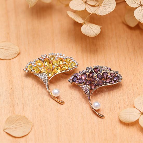 Women Brooch High-Gloss Rhinestone Inlay Faux Pearl Decor Ginkgo Leaf Design Lapel Pin Non-Slip Buckle Scarf Badge Clothing Bags