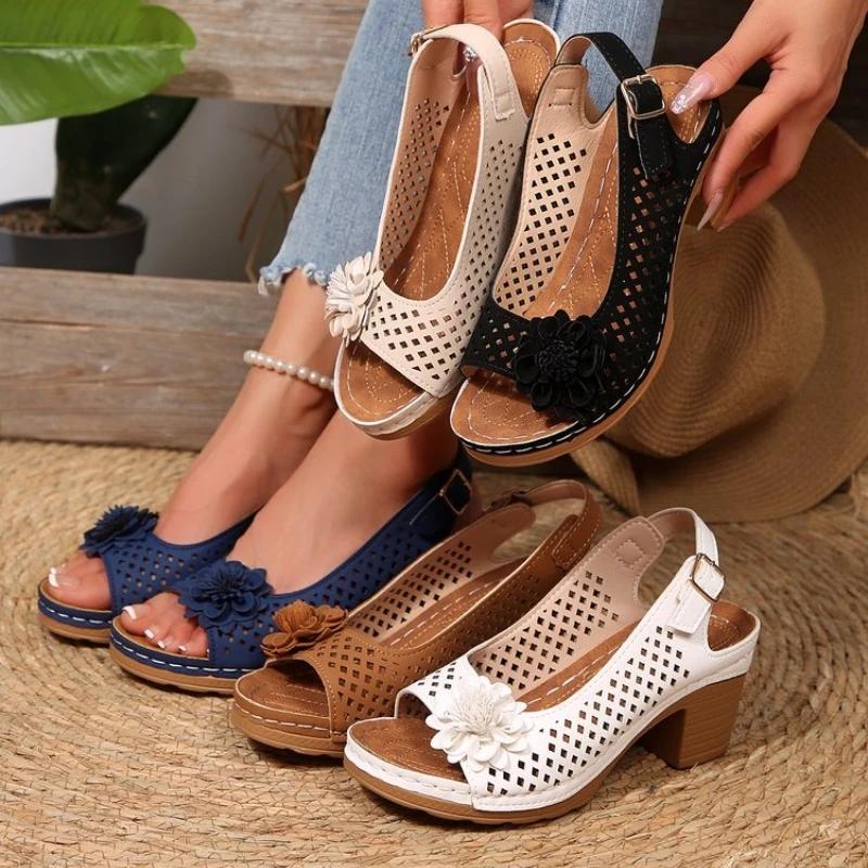 Sandálias de Salto Alto Espessas Florais da Moda para Mulheres Verão 2026 Tira Vazada Tamanho Grande Sapatos Femininos Sandálias de Plataforma de Deslizar