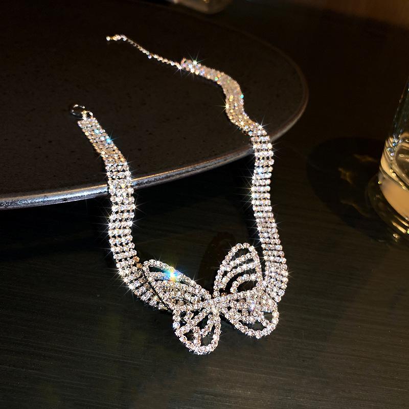 Elegantní evropský a americký módní náhrdelník: Luxusní styl s luxusním provedením a všestranným designem