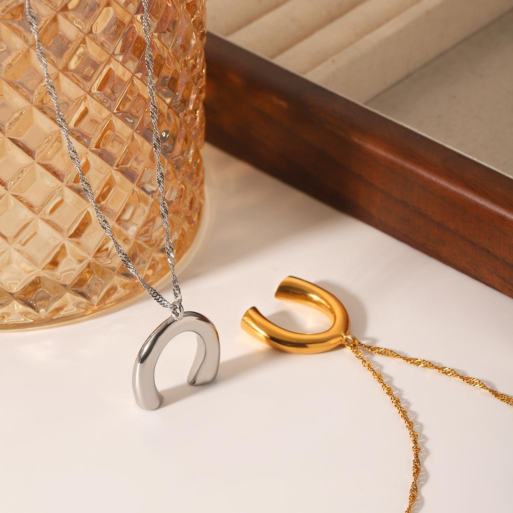 Water ripple chain U-shaped horseshoe pendant necklace for women, fashionable unique titanium steel neck chain