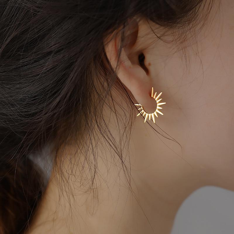 Fashion Punk Metal Sun-Shaped Earrings For Women  Retro Alloy Sunflower Stud Earrings Jewelry Accessory Gifts