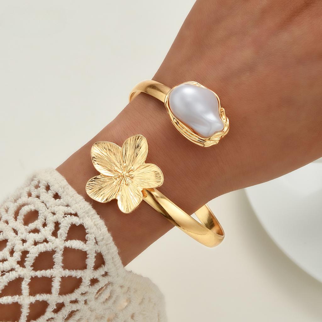 Modisches Goldfarbenes Metall-Blumen-Manschettenarmband für Damen Vintage Elegant Wasserdichte Armreifen Weibliche Hochzeitsfeier Accessoires