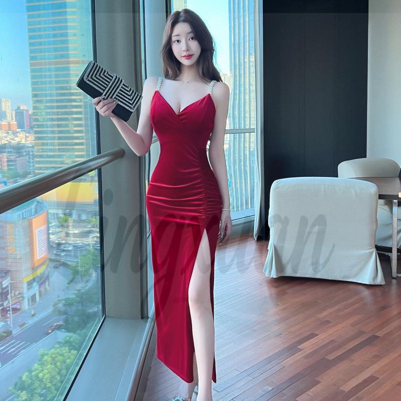 Elegant French V-Neck Spaghetti Strap Golden Velvet Slit Dress for Women - 2026 Autumn/Winter Collection Medium красный
