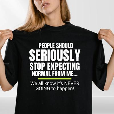 Śmieszna koszulka z cytatem | Serio przestań oczekiwać normalności | Sarkastyczny humor unisex
