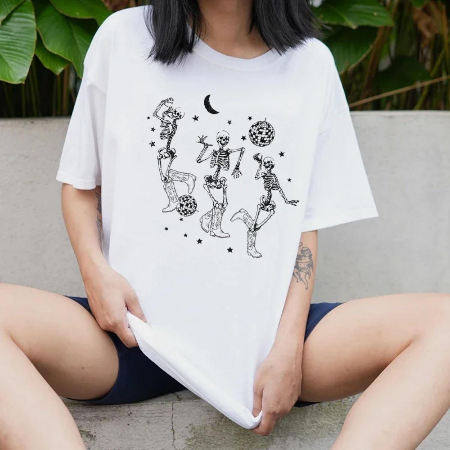 

Dancing Skeleton Western Country T-Shirts Women Oversized Space Cowgirl Disco Ball Funny Tshirt Hippie Boho Halloween Shirt Top XXXXXL білий