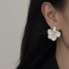 French Cold Silver Edge White Flower Stud Earrings Three-dimensional Petals Round Beads Stamen High-end Elegant Commuting Versatile Earrings