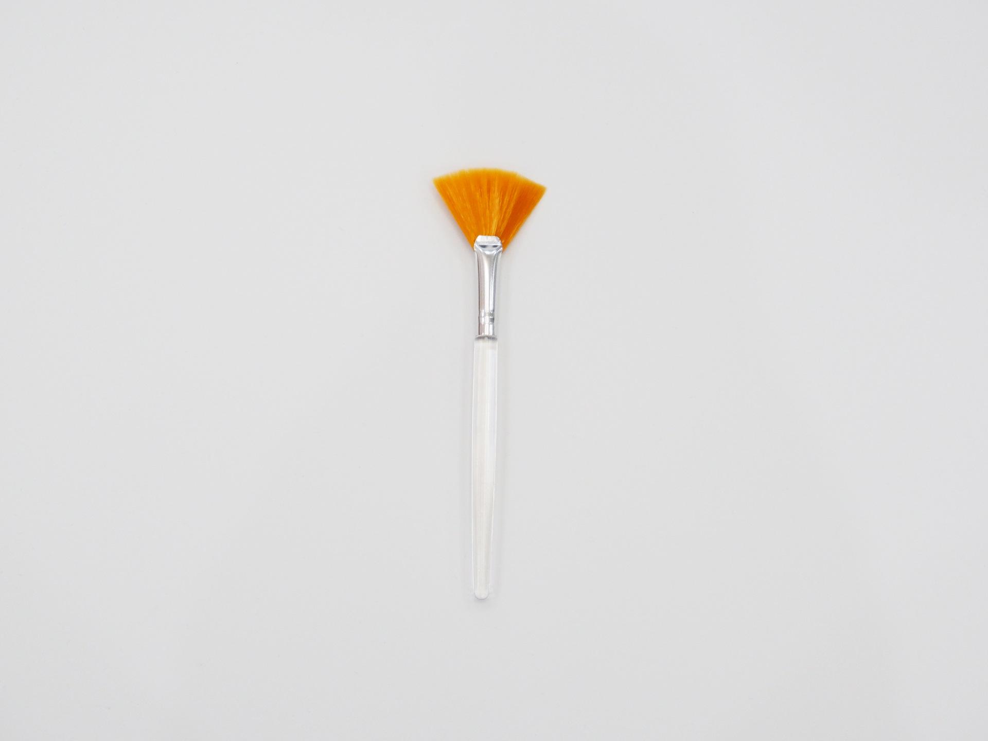 

Мягкая кисть-веер для макияжа и нанесения фруктовых кислот