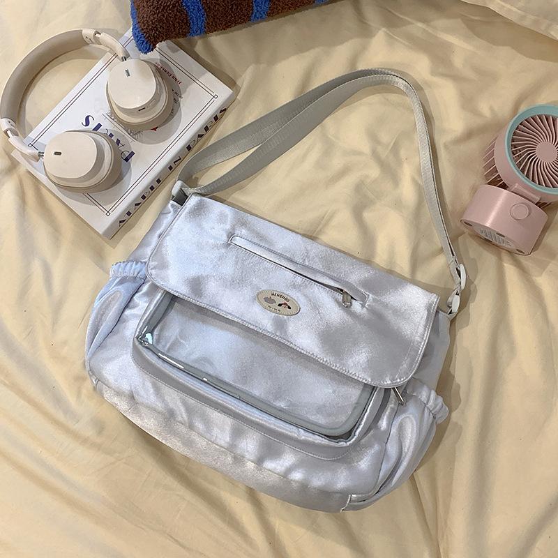 

Школьный рюкзак высококачественный, свежий и милый, а принт на спине выполнен в повседневном стиле, простой, легкий, универсальный и вместительный.