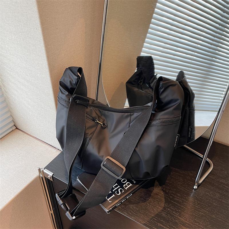 Niche Sports Style Dumpling Bag Women's New Simple Messenger Bag Large Capacity Versatile Commuter Bag