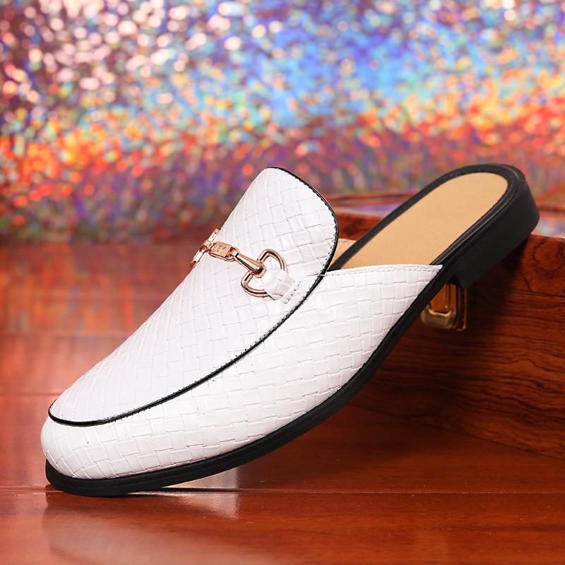 Slippers men's bags and embroidered bag heads wear sandals when they go out, and men's loafers with one foot.