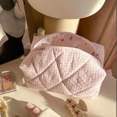 Modische Make-up-Tasche mit kariertem Blumenmuster, große Kapazität, tragbare Kosmetik-Aufbewahrungstasche, gesteppte Kulturtasche aus Baumwolle für die Hautpflege