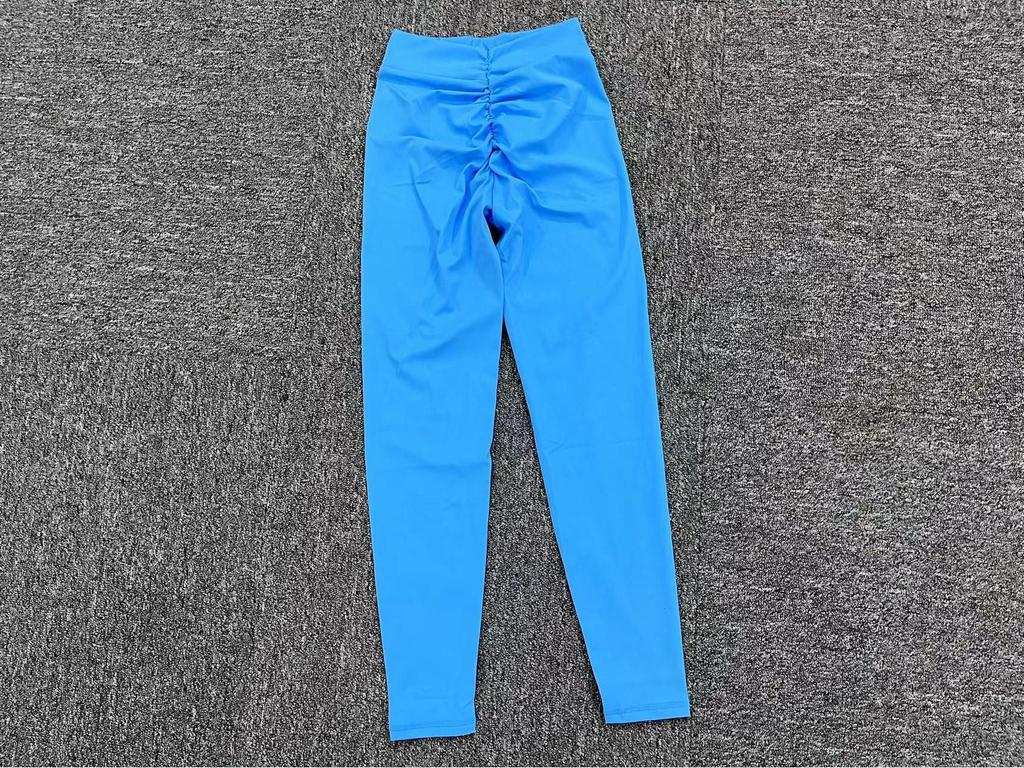 Šik sportovní legíny s V-výstřihem na zádech a push-up efektem: Bezešvé kalhoty na jógu zvýrazňující hýždě