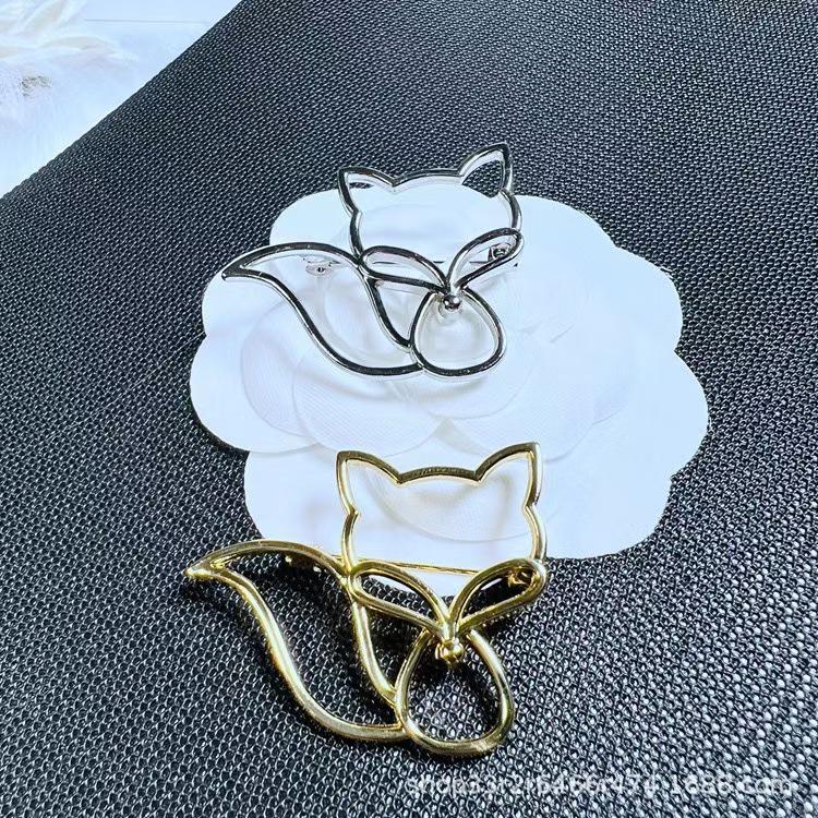Gold Fox Brooch: Elegant Women's Suit Pin, Stylish Korean Fashion Accessory