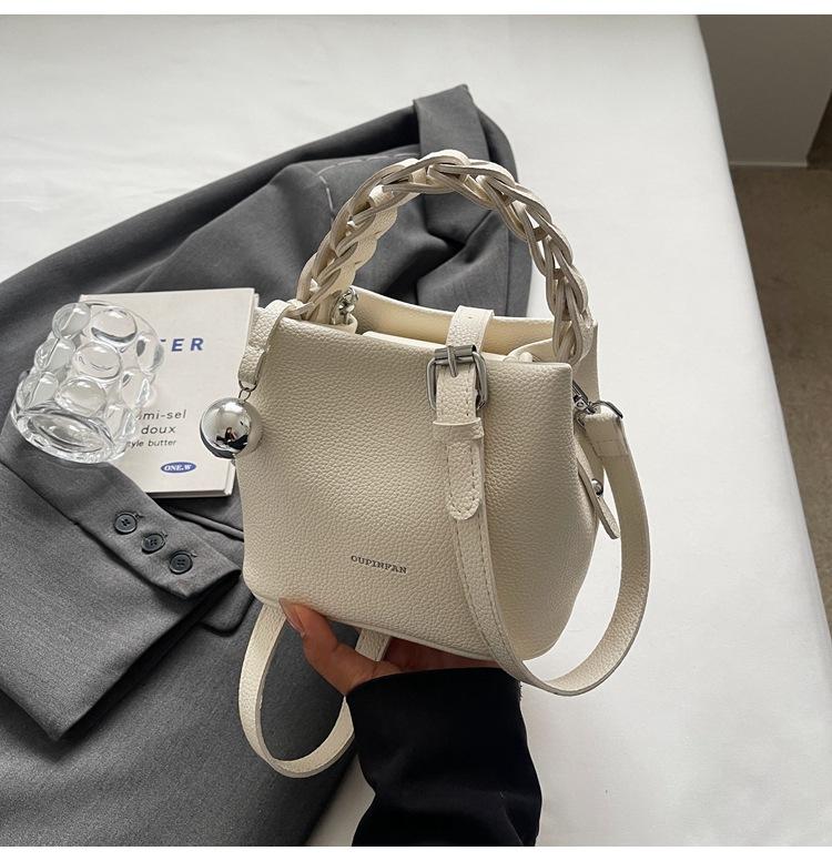 2025 New Bucket Bag Woven Handbag Women's High-end Fashion Vegetable Basket Bag Single Shoulder Messenger Bag Small Bag