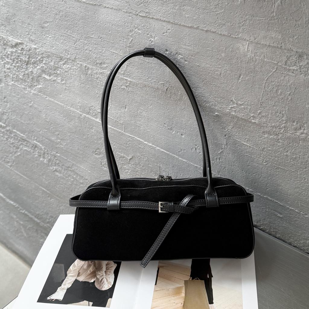 A Niche Retro Bowling Bag for Women, a New Autumn Matte Underarm Bag, a Versatile Baguette Bag, and a Shoulder Bag