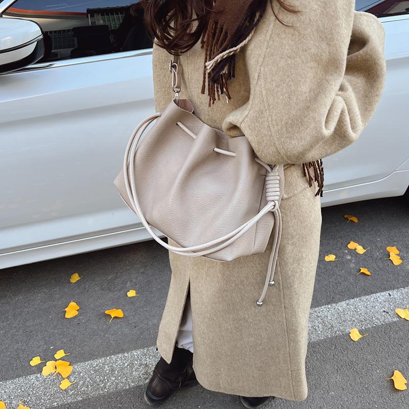 2025 Sac à main nuage plissé tendance pour femme à grande capacité pour le trajet quotidien