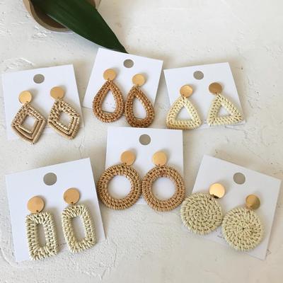Orecchini Pendenti Geometrici a Diamante in Rattan e Paglia per Donna