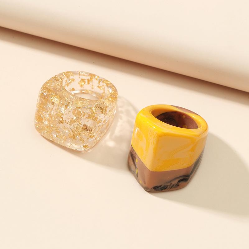 

Набор из 2 колец из смолы в европейском и американском стиле One Size жёлтый/темный кофе