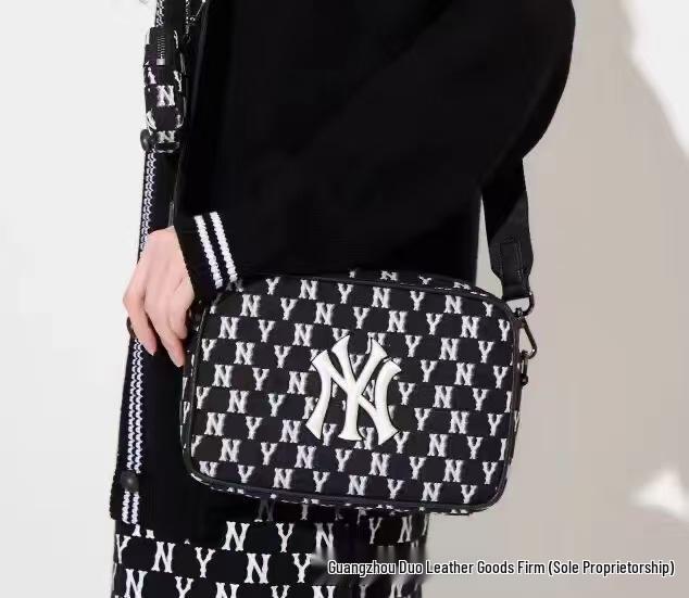 Borsa a tracolla per fotocamera MLB in tela con stampa floreale vintage NY