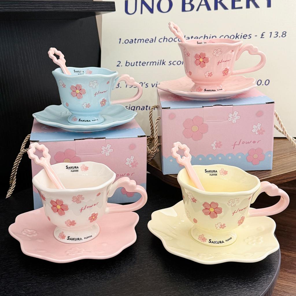 Kreatives Keramik-Kaffeebecher- und Untertassen-Set Büro Nachmittagstee Tasse und Untertasse Mädchenherz Kirschblüten Geprägte Tasse und Untertasse Souvenir