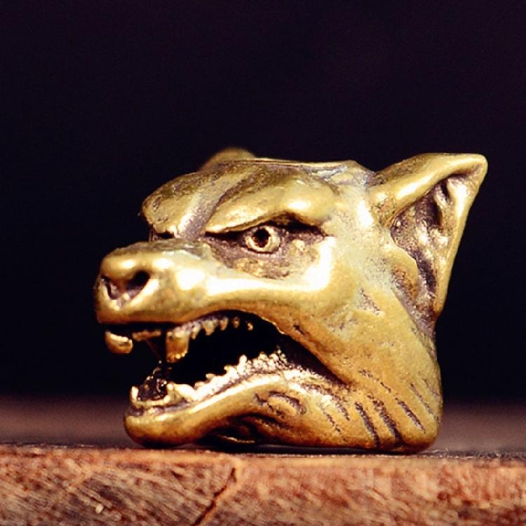Paracord Pendant Brass Wolf Head Adornment for Adventure Seekers Keychain Charm Unique Backpack Hanging Ornament