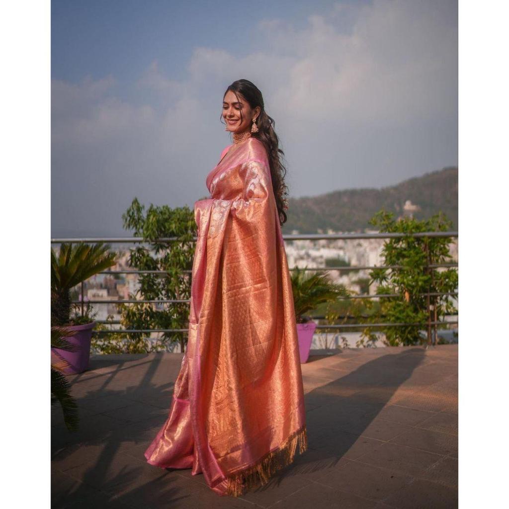 Ta piękna sari jest elegancko ozdobiona wspaniałym splotem Solid Jacquard, który nadaje strojowi doskonały wygląd.