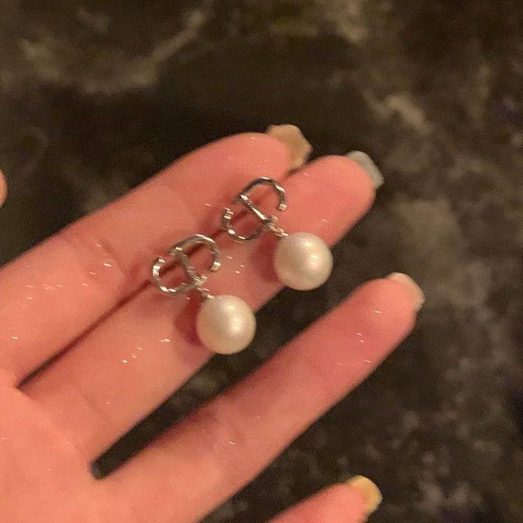 

2023 Французские ретро серьги-пусеты с жемчугом и инициалами для женщин - Нишевый дизайн высокого класса