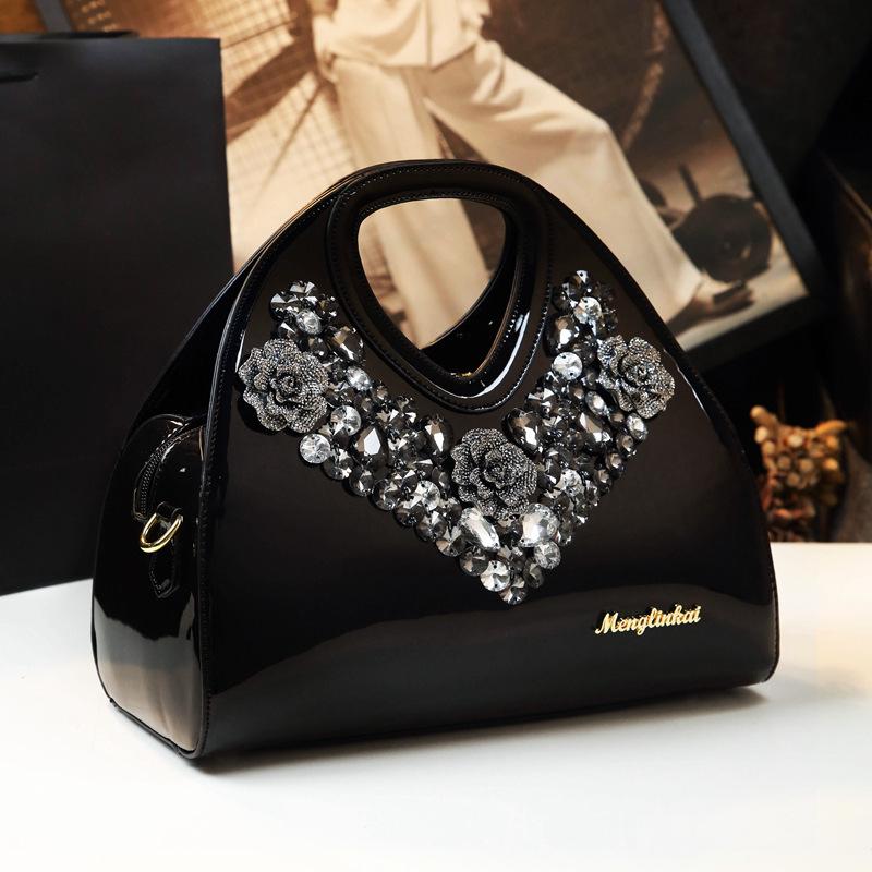 

Брендовая элегантная сумка-пельмень со стразами: Кроссбоди из лакированной кожи премиум-класса для стильных мам 2023