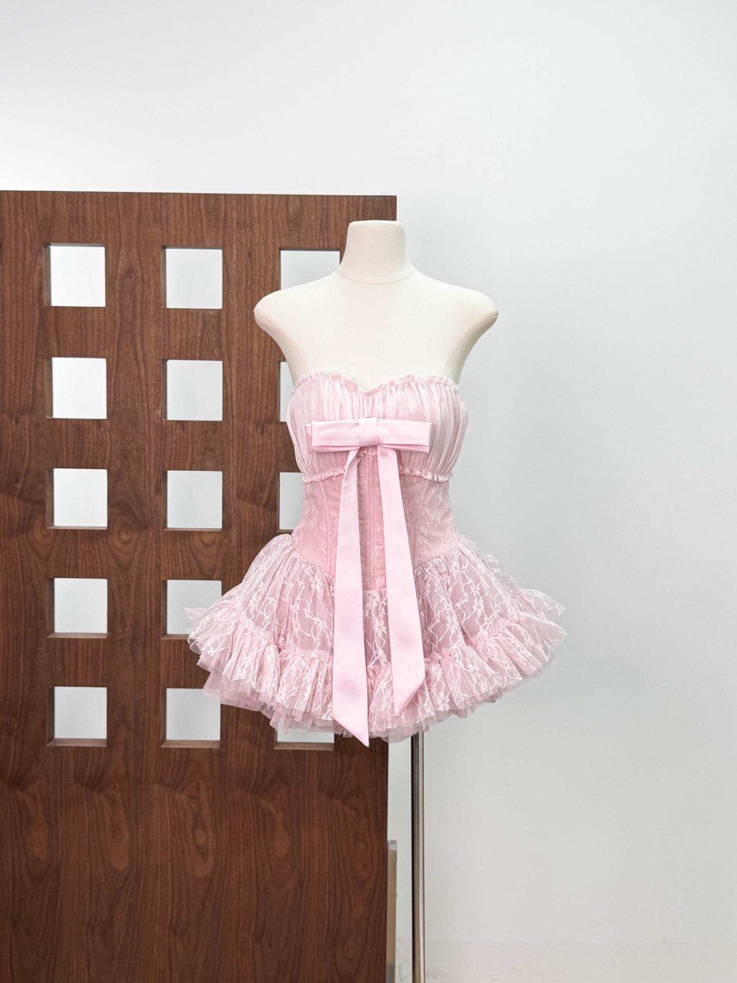 Вьетнамское сладкое платье-трапеция с кружевной аппликацией-бандо и бантом Medium (M) розовый