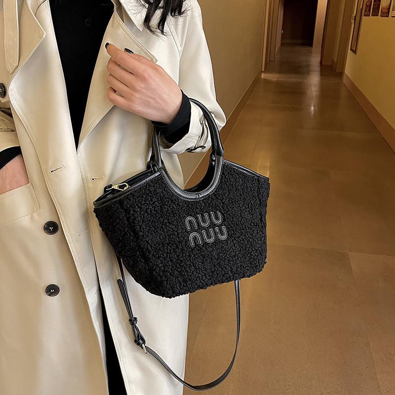 2023 New Sheepskin Tote Bag With Lamb Wool Retro Style Medium Size European And American Style