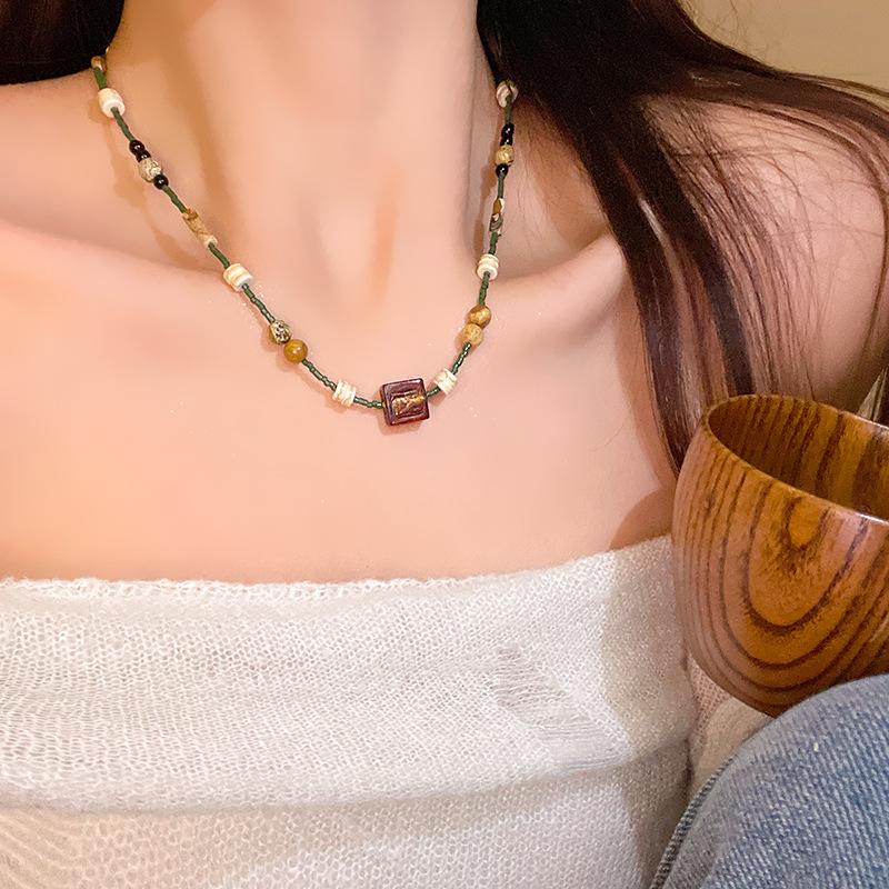 BLINGBAY Damen-Anhänger-Halskette, braune quadratische Perlen-Halskette, Damen-Chinese-Retro-Kunst-Pullover-Kette, Maillard-Accessoires, Schmuck, Geschenke