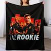 Plakát s fanartem seriálu The Rookie, Hodicí deka, Dlouhotrvající měkká plyšová deka pro každodenní použití