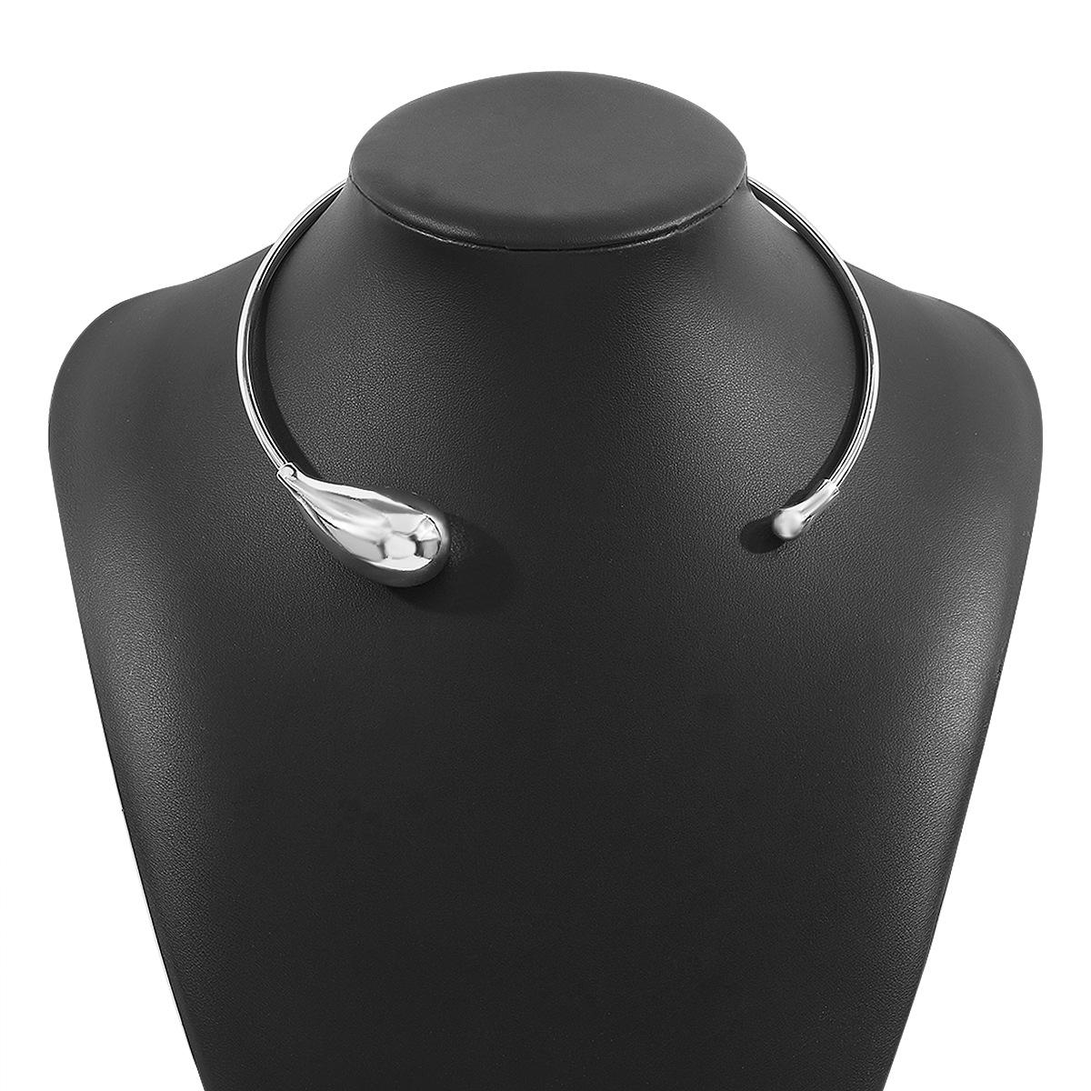

Минималистичное металлическое колье-чокер с вырезом в форме капли
