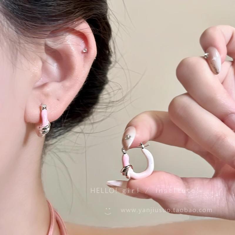 

Sweet and cool versatile gradual change color U-shaped ear buckle women s unique niche design earrings Korean simple personalized ear jewelry
