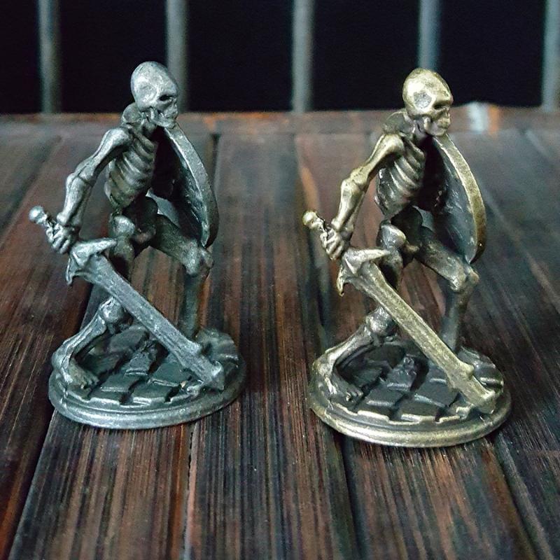 1 Τμχ, Ένα Κρανίο που Κρατά Σπαθί και Ασπίδα, Διακοσμητικό Σπιτιού, Διακοσμητικό Γραφείου, Παιχνίδι/Χειροτεχνία Αποκριών