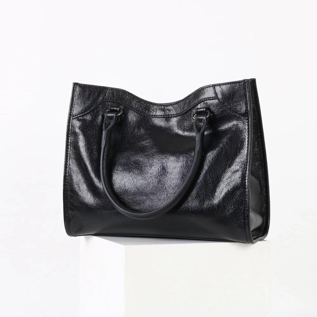 2025 New Fashionable Style Top Layer Cowhide Casual Rivet Niche Korean Version Crossbody Bag High-end Feeling Motorcycle