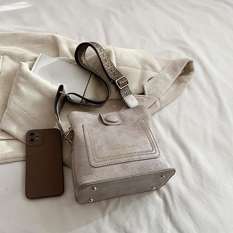 Vintage Schlichte Umhängetasche aus PU-Leder für Damen, Luxus-Designer-Handtasche, Schultertasche mit breitem Riemen