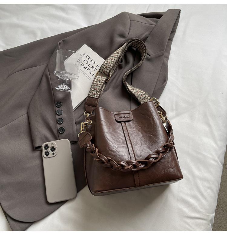 2025 Autumn/Winter Retro Crossbody Bucket Bag – Large Capacity, Trendy Niche Underarm Handbag