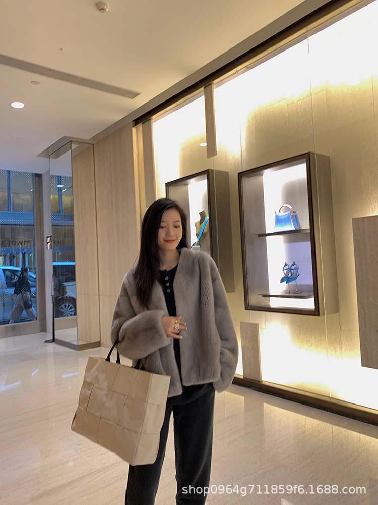 V-neck lazy wind loose fur coat women's 2024 winter new environmentally friendly mink fur integrated coat