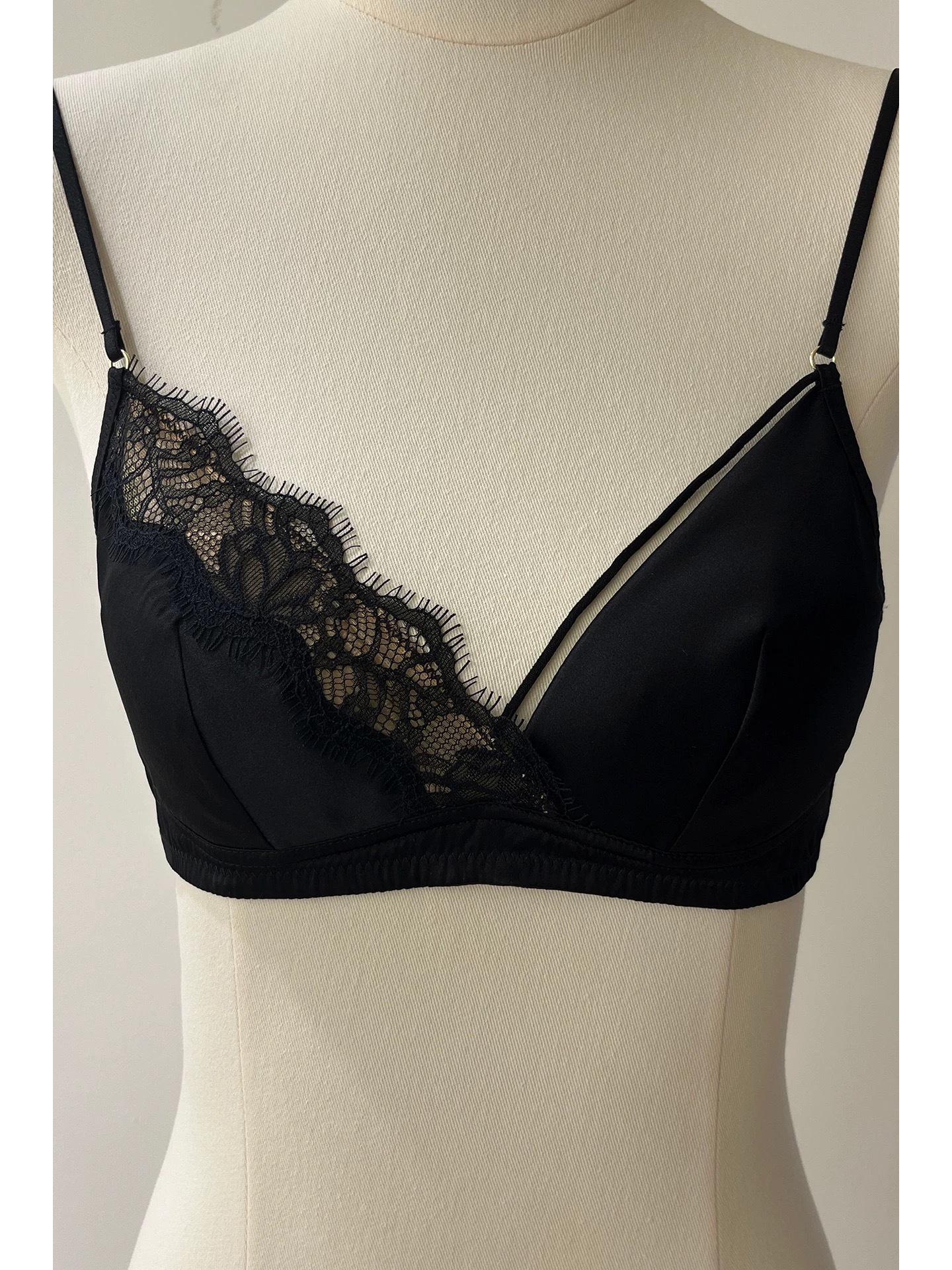 

Французский асимметричный кружевной треугольный атласный комплект бюстгальтера с тонкими бретелями 36/80AB